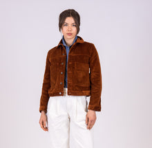 Upload the image to the Gallery viewer, giacca donna colombina in velluto caramello di alzavola moda sostenibile indossato
