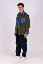 Carica l&#39;immagine nel visualizzatore di Gallery, camicia lunardo unisex in denim e velluto verde militare di alzavola moda sostenibile vista laterale
