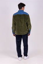 Carica l&#39;immagine nel visualizzatore di Gallery, camicia lunardo unisex in denim e velluto verde militare di alzavola moda sostenibile retro
