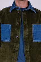 Carica l&#39;immagine nel visualizzatore di Gallery, camicia lunardo unisex in denim e velluto verde militare di alzavola moda sostenibile dettaglio fronte
