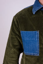 Carica l&#39;immagine nel visualizzatore di Gallery, camicia lunardo unisex in denim e velluto verde militare di alzavola moda sostenibile dettaglio tasca
