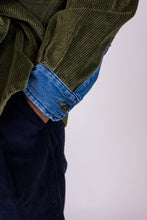 Carica l&#39;immagine nel visualizzatore di Gallery, camicia lunardo unisex in denim e velluto verde militare di alzavola moda sostenibile dettaglio polsino
