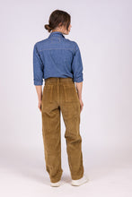 Carica l&#39;immagine nel visualizzatore di Gallery, pantalone donna dama in velluto caramello di alzavola moda sostenibile indossato retro
