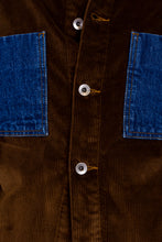 Carica l&#39;immagine nel visualizzatore di Gallery, camicia lunardo unisex in denim e velluto marrone di alzavola moda sostenibile dettaglio bottoni
