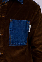 Carica l&#39;immagine nel visualizzatore di Gallery, camicia lunardo unisex in denim e velluto marrone di alzavola moda sostenibile dettaglio tasca fronte
