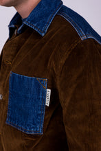 Carica l&#39;immagine nel visualizzatore di Gallery, camicia lunardo unisex in denim e velluto marrone di alzavola moda sostenibile dettaglio tasca
