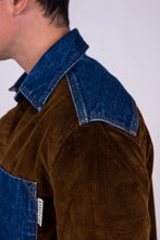 Carica l&#39;immagine nel visualizzatore di Gallery, camicia lunardo unisex in denim e velluto marrone di alzavola moda sostenibile dettaglio spalla
